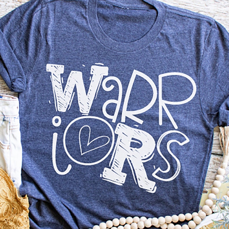K&ouml;nnte beinhalten: Ein marineblaues T-Shirt mit dem Schriftzug "WARRIORS" in Wei&szlig;, wobei ein Herz im "O" ist.