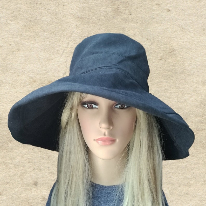 Puede incluir: Un sombrero de sol de ala ancha de color azul oscuro. El sombrero tiene un ala ancha y flexible que proporciona una amplia sombra. El sombrero est&aacute; hecho de una tela suave y c&oacute;moda.