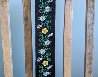 Guitar Strap Daisy Buttercup & Bee EMBROIDERED custom made Bass/Electric/Acoustic gift for Graduation, musician, Dad, friend, band, teacher