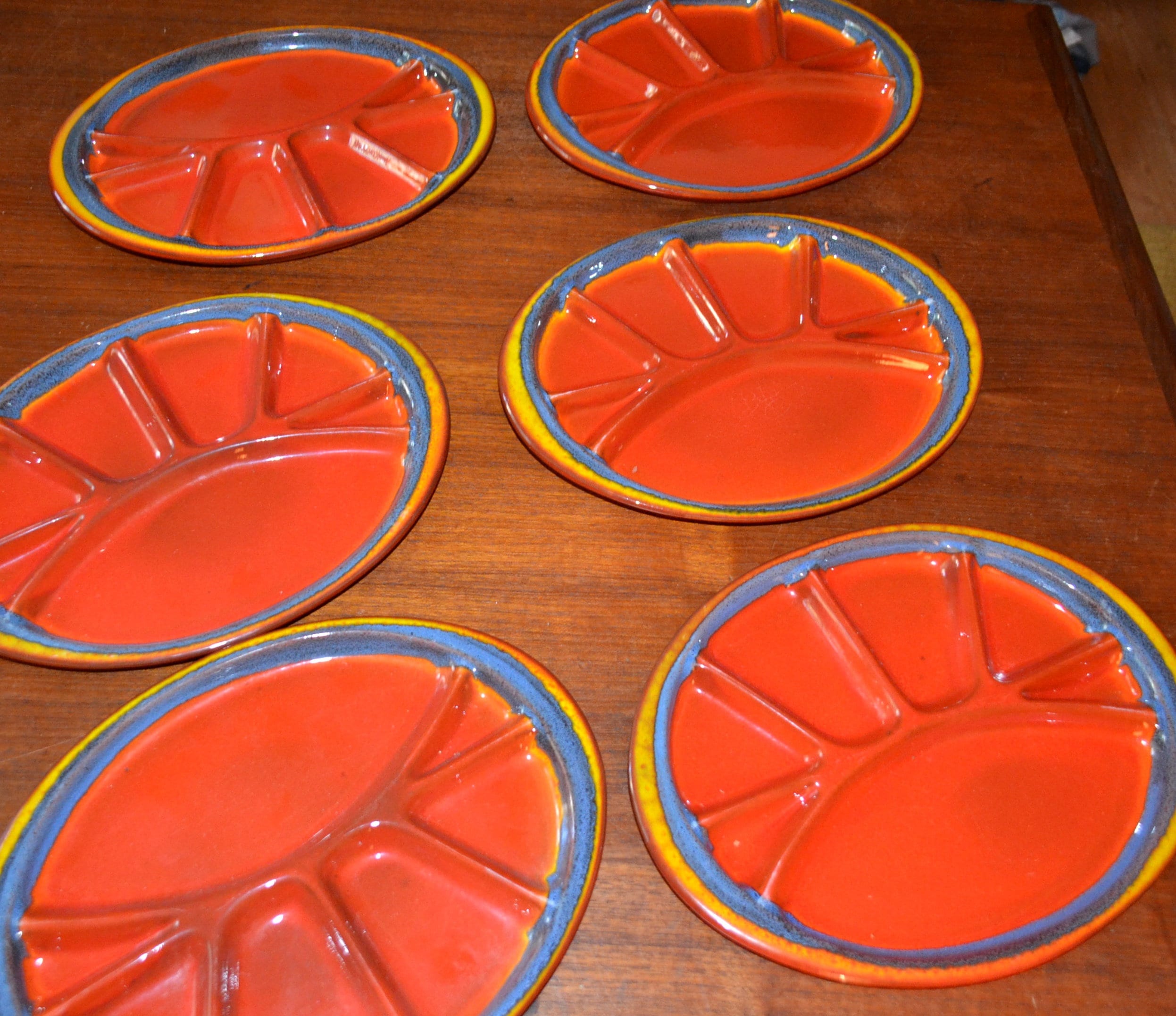 Vintage Atomic Style Plastic Paper Plate and Cup Holder Retro Mid