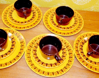 Beautiful 15-piece 1970s vintage plastic/melamine dinnerware set by Waca, yellow/brown, retro mid-century seventies shabby chic