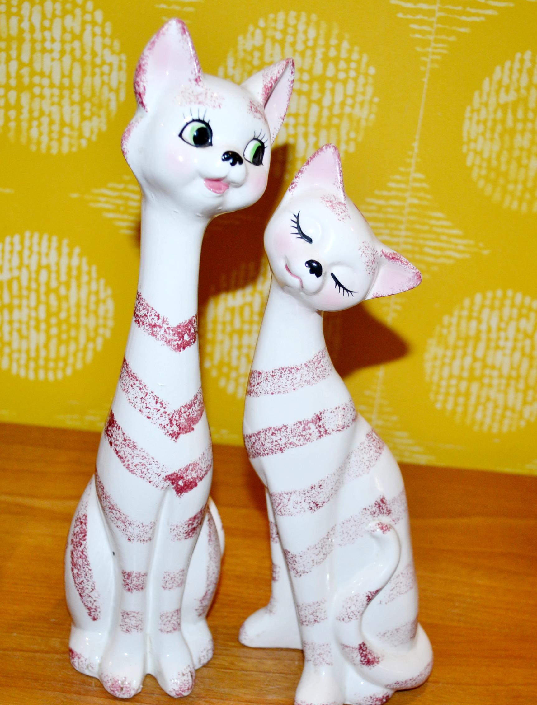 1980年代アンティーク猫の置き物セット ヴィンテージ猫の置物セット、セラミック製、ピンク/ホワイト、1970