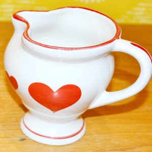 Vintage ceramic jug red/white hearts 70s retro mid century seventies shabby chic country style