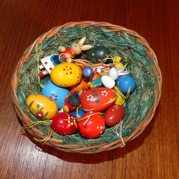 Vintage 22 Easter jewelry pendant eggs wooden Easter shrub basket colorful easter eggs in basket