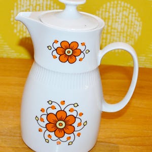 Vintage kaffekanna av Golditz Keramik, 1970-tal. Kaffekanna, porslin, WGP-fat, retro sjuttiotal.