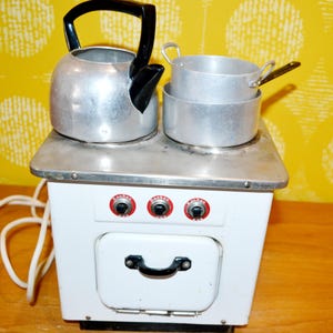 Ein schöner kleiner Vintage Kinderspielzeug Elektro Herd von Wagner aus den 60er Jahren Retro Mid Century Shabby Chic Landhausstil