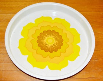 Beautiful round vintage tin tray, yellow/beige, retro mid-century seventies shabby chic country style