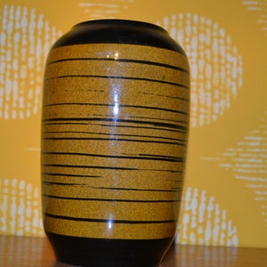 Jarrón de cerámica vintage amarillo/marrón de los años 70, diseño retro de mediados de siglo, era espacial