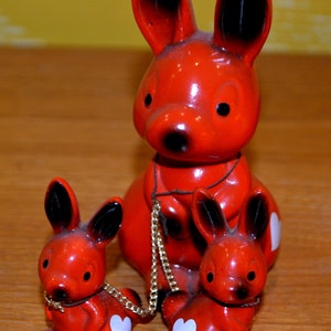 Statuine vintage conigli in ceramica anni settanta. Stile country shabby chic retrò rosso di metà secolo