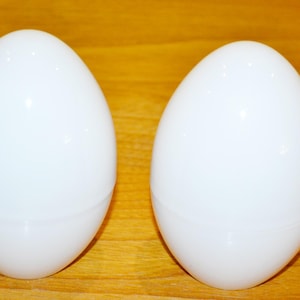 2x Vintage Plastic Egg Cups / Warmers White 70s Egg Cups Retro Mid Century Shabby Chic Country Style Seventies