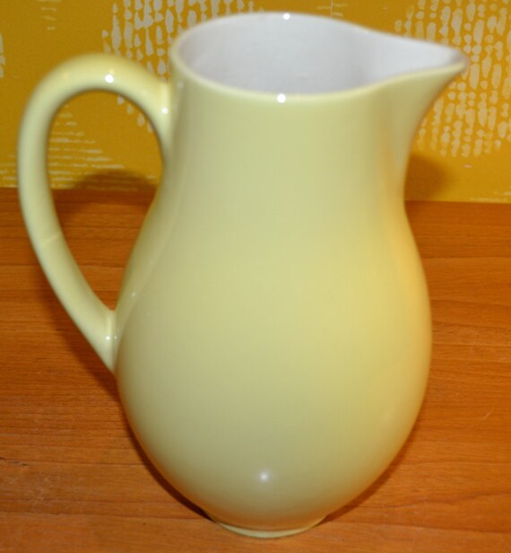美しい陶器のヴィンテージ水差し、黄色/白、50年代、70年代、レトロ