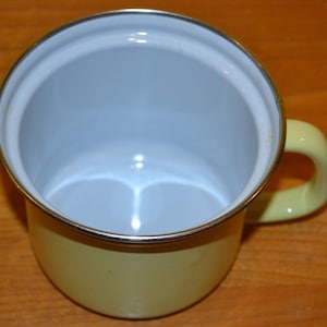 Small vintage cooking pot metal enamel pastel yellow from the 50s Fifties Retro Mid Century Rockabilly