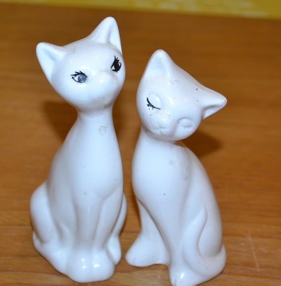 Vintage White/grey Ceramic Cat Figurine From the 1970s. Retro Mid
