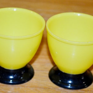 2x small vintage plastic egg cups yellow/black 50s egg cups retro mid century shabby chic country house style fifties