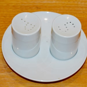 Vintage salt & pepper set 70s plastic white retro, seventies, mid century, country house style, shabby chic