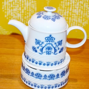 Beautiful small porcelain vintage teapot with warmer by Melitta 70s Seventies Retro Mid Century Shabby Chic Country House Style