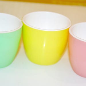 Piękne, zabytkowe plastikowe kieliszki do jajek, pastelowe/wielokolorowe, styl retro z lat 50., z połowy XX wieku, shabby chic, lat siedemdziesiątych.
