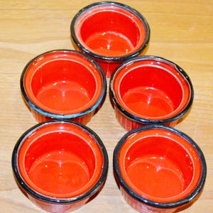 5x Vintage serveringsfat / Crème brûlée-set 70-tal Röd/Blå Keramik Porslin Retro Mid Century Shabby Chic Lantlig Stil