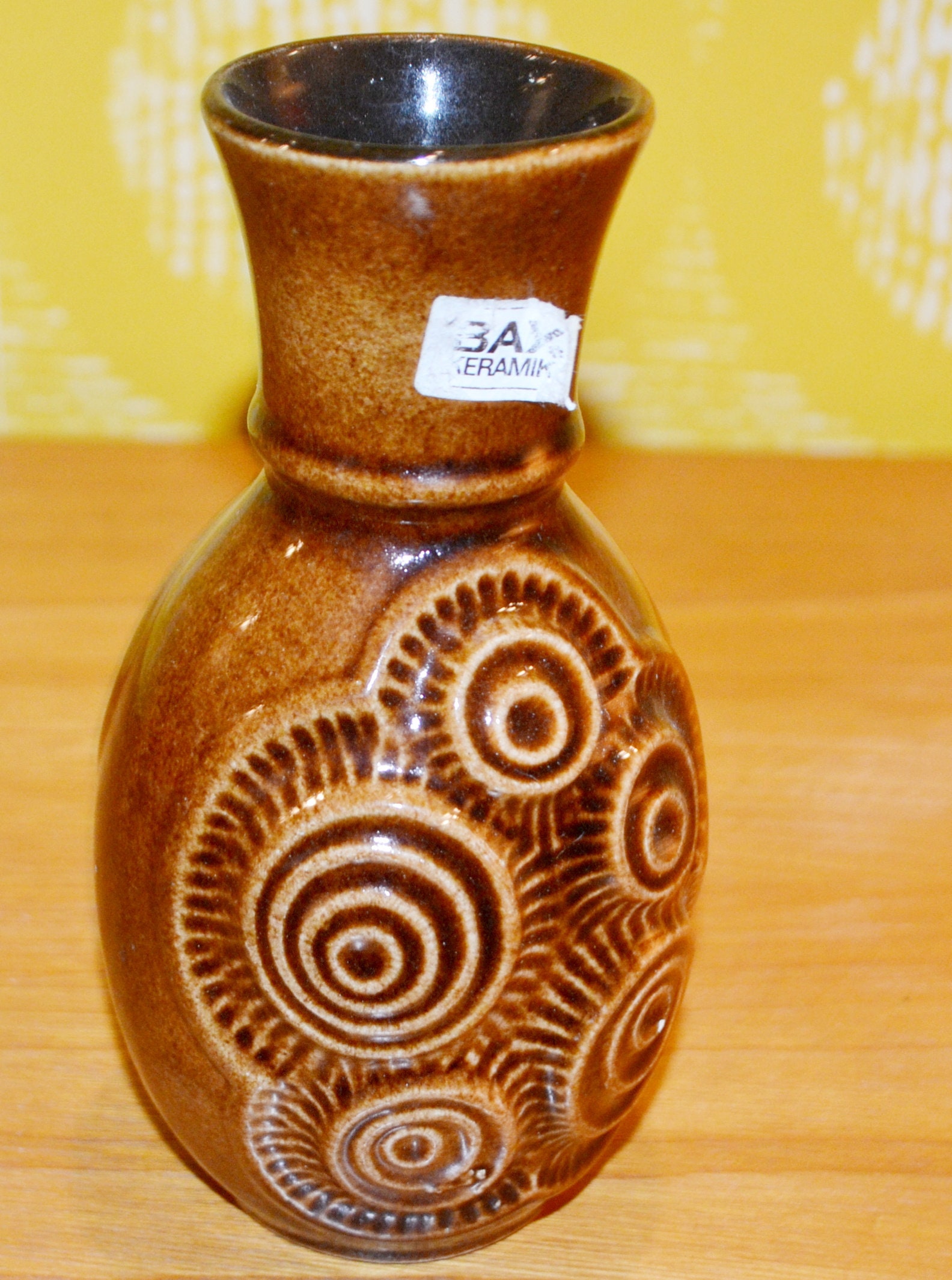 ベイモデル84/17ブラウンのヴィンテージセラミック花瓶。70年代の