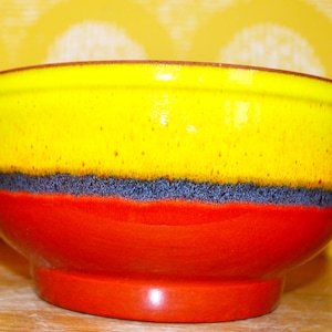 Vintage keramikskål, röd/orange/gul, 1970-tals retro 50-talsstil, WGP lantlig stil, shabby chic