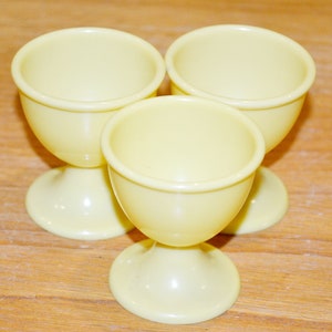 3x Vintage Plastic Egg Cup Yellow 70s Retro Mid Century Seventies Egg Cup Country Style Shabby Chic