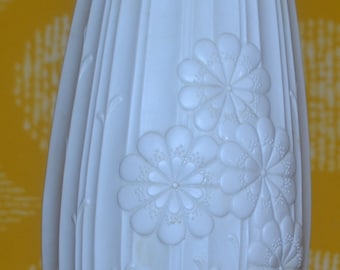 Jarrón vintage de porcelana blanca de AK Kaiser, década de 1970, arte óptico, WGK, retro, mediados de siglo, era espacial.