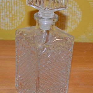 Bottiglia di liquore vintage in vetro, stile retrò anni &#39;60, stile country shabby chic di metà secolo