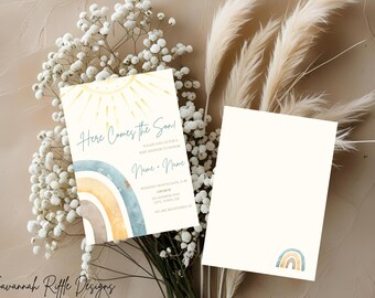 Puede incluir: Invitación para baby shower con diseño de sol y arcoíris en acuarela. La invitación dice "Here Comes the Son!" e incluye espacio para el nombre del homenajeado y los detalles del evento. También se incluye una tarjeta a juego con un arcoíris.