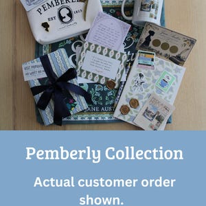 Puede incluir: Una colección de artículos con temática de Jane Austen que incluye una bolsa de tela azul, un estuche blanco con cremallera etiquetado como Pemberley Est 1813, una taza blanca con el texto Pride & Prejudice, un libro envuelto con cinta azul marino.