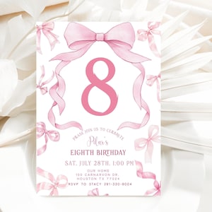 Op de afbeelding: Een roze verjaardagsuitnodiging met een groot nummer 8 in het midden, omringd door roze strikken en linten. De tekst luidt "Pilar's Eighth Birthday" met datum, tijd en locatiegegevens. Het ontwerp is in aquarel stijl.