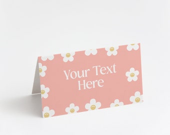 Op de afbeelding: Een roze kaart met een wit madeliefjespatroon en de tekst "Your Text Here" in wit.