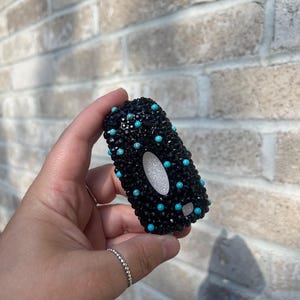 Zwarte imitatieturquoise sleutelhanger met studs Bling