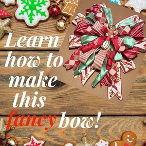 Peut inclure: Apprenez à faire ce joli nœud ! Un nœud en ruban rouge, vert et blanc avec un accent en pain d'épices. Le nœud est sur un fond en bois brun avec des biscuits en pain d'épices.