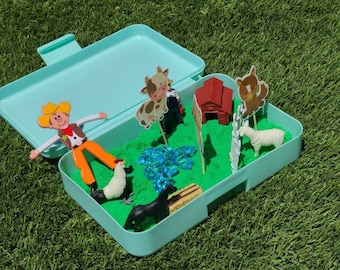 Farm Sensory Bin: Green Kinetic Sand, Montessori Farm Animals