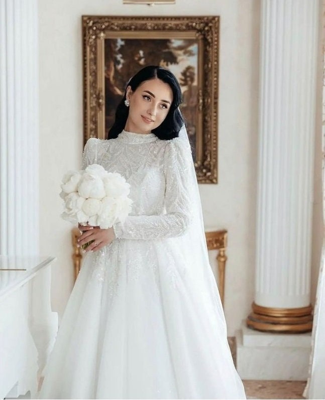 Simple, Elegant, Minimalist Wedding Dresses: Timeless Styles for