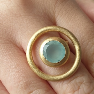 Ausgefallener, runder, goldplattierter Ring mit einem Chalcedon. Bild 1