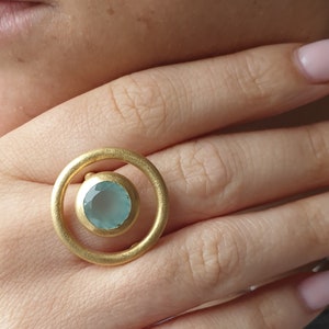 Ausgefallener, runder, goldplattierter Ring mit einem Chalcedon. Bild 2