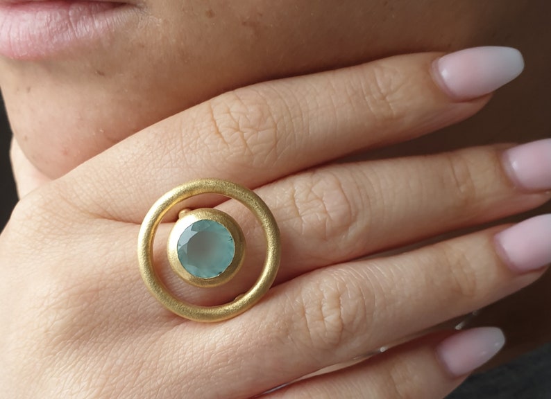 Ausgefallener, runder, goldplattierter Ring mit einem Chalcedon. Bild 2