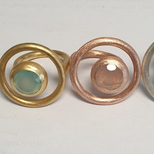 Ausgefallener, runder, goldplattierter Ring mit einem Chalcedon. Bild 4