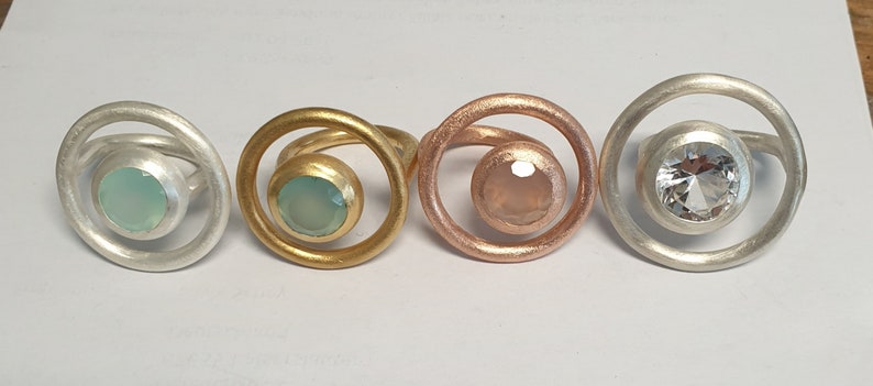 Ausgefallener, runder, goldplattierter Ring mit einem Chalcedon. Bild 4