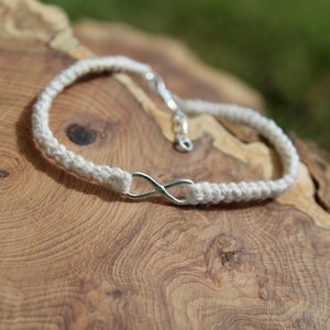 Pulsera de lino para el 4.º aniversario en color crema con infinito plateado, regalo de aniversario de lino, lino para el 4.º año, pulsera de lino tejida a crochet, regalo hecho a mano