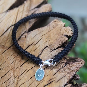 Pulsera de algodón unisex de crochet para segundo aniversario, de algodón negro, con etiqueta de plata personalizada, regalo de aniversario de algodón, regalo de algodón hecho a mano