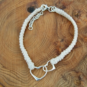 Pulsera de lino para el 4.º aniversario en color crema con corazones de plata enlazados, regalo de aniversario de lino para ella, joyería de lino, pulsera de lino hecha a mano