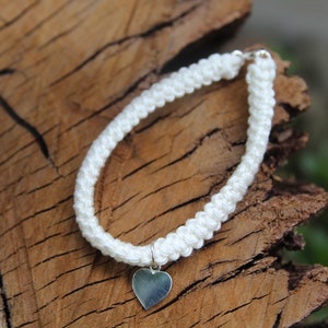 Pulsera de algodón color crema para el segundo aniversario con etiqueta de corazón de plata, aniversario de algodón, regalo de segundo aniversario para esposa, crochet de algodón hecho a mano