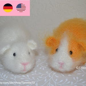 Puede incluir: Dos peluches de cobayas hechos a mano. Uno es blanco, el otro es naranja y blanco. Ambos tienen ojos negros y narices rosas. Los peluches son suaves y esponjosos, y parecen estar hechos de hilo. La imagen incluye el texto "pdf".