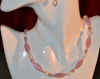 zartes Collier "SMOOTHY" in rosa Tönen mit Süßwasserperlen und unterschiedlichen Glasperlen