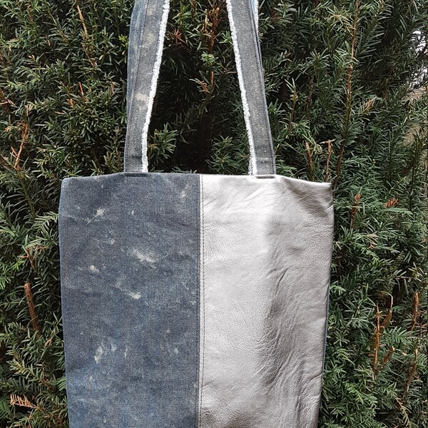 Kleiner Shopper aus Jeans und Kunstleder