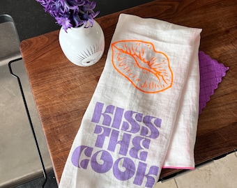 Strofinaccio con serigrafia al neon "Kiss the cook"