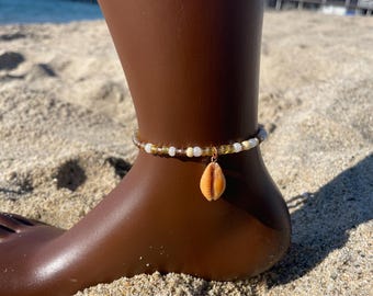 Cream and  gold seashell anklet. Anklet,  Ankle bracelet, beach anklet, stretch anklet. Trendy jewelry, spring looks