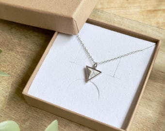Collana in marmo con triangolo piccolo // amante del marmo // regalo in marmo con triangolo // ciondolo in marmo // collana in argento sterling // gioielli in argento